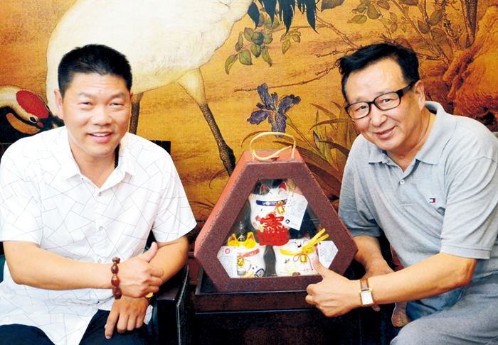 《共和国的歌声》总策划人张铁军先生会见杨子良董事长合影留念