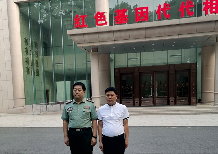 河南省军区政治部副主任韩申国会见杨子良董事长合影留念