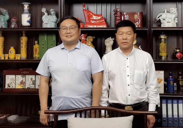 中国保健协会健康酒分会秘书长王昆先生会见杨子良董事长合影留念