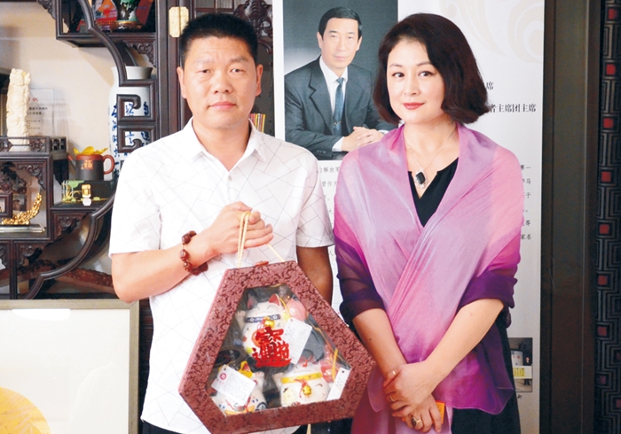 国家一级演员于月仙女士会见杨子良董事长合影留念